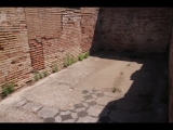 08489 ostia - regio v - insula iii - caseggiato dei lottatori (v,iii,1) (haus der ringer) - raum am eingang von der via del casa pozzo - suedwestecke - bli ri suedosten.jpg